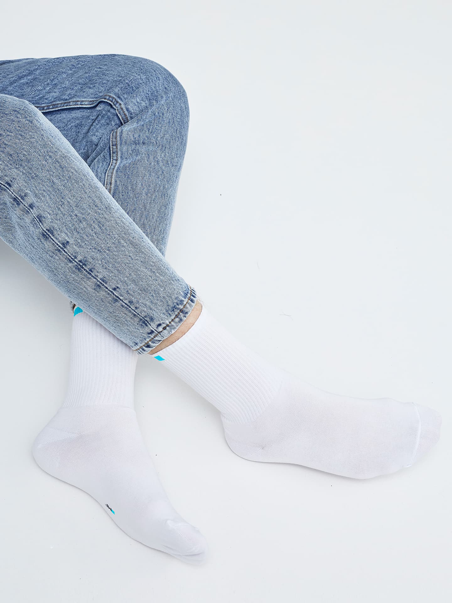 Высокие мужские носки белого цвета с бирюзовым прямоугольником