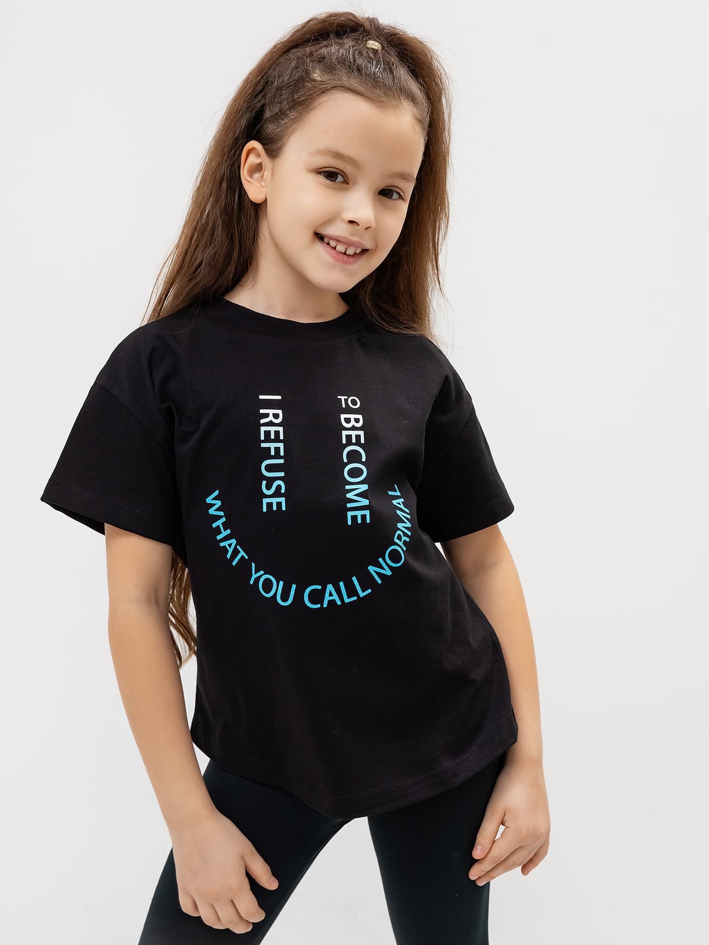 Хлопковая футболка для девочки в черном цвете с печатью