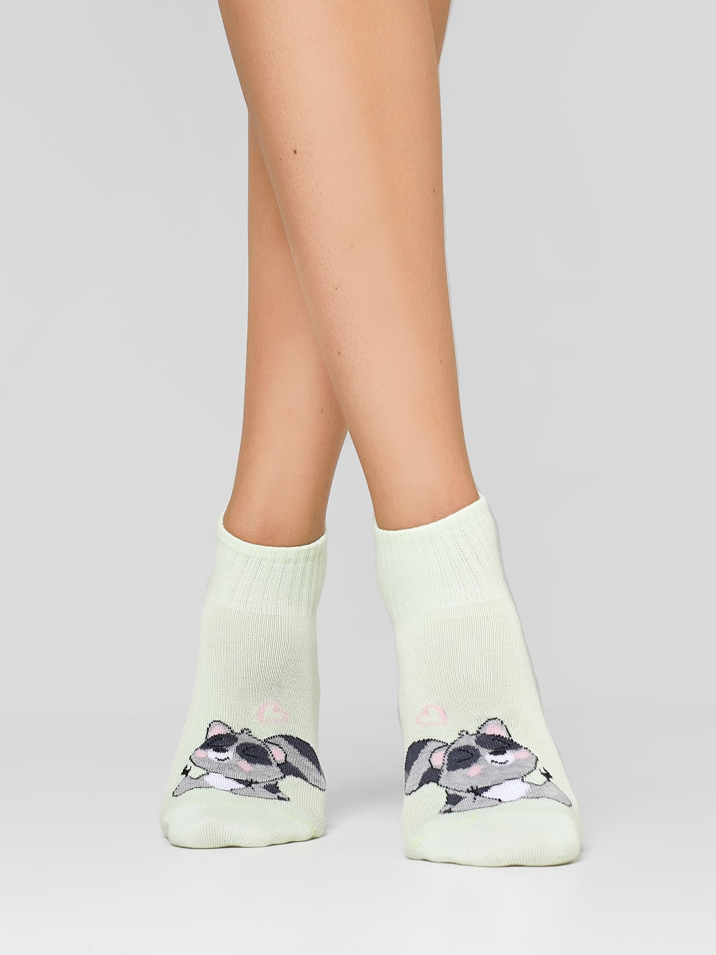 Женские укороченные носки в оттенке мохито с изображениями енотов