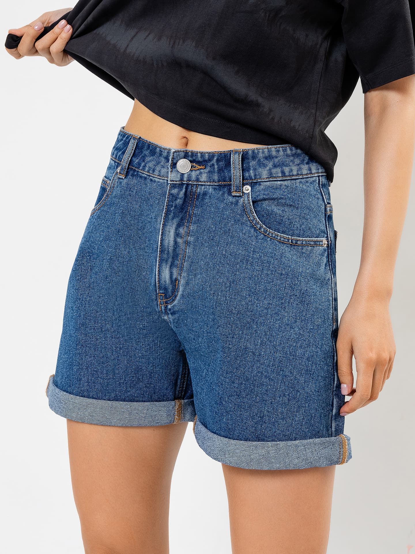 Джинсовые женские шорты: модные тенденции лета