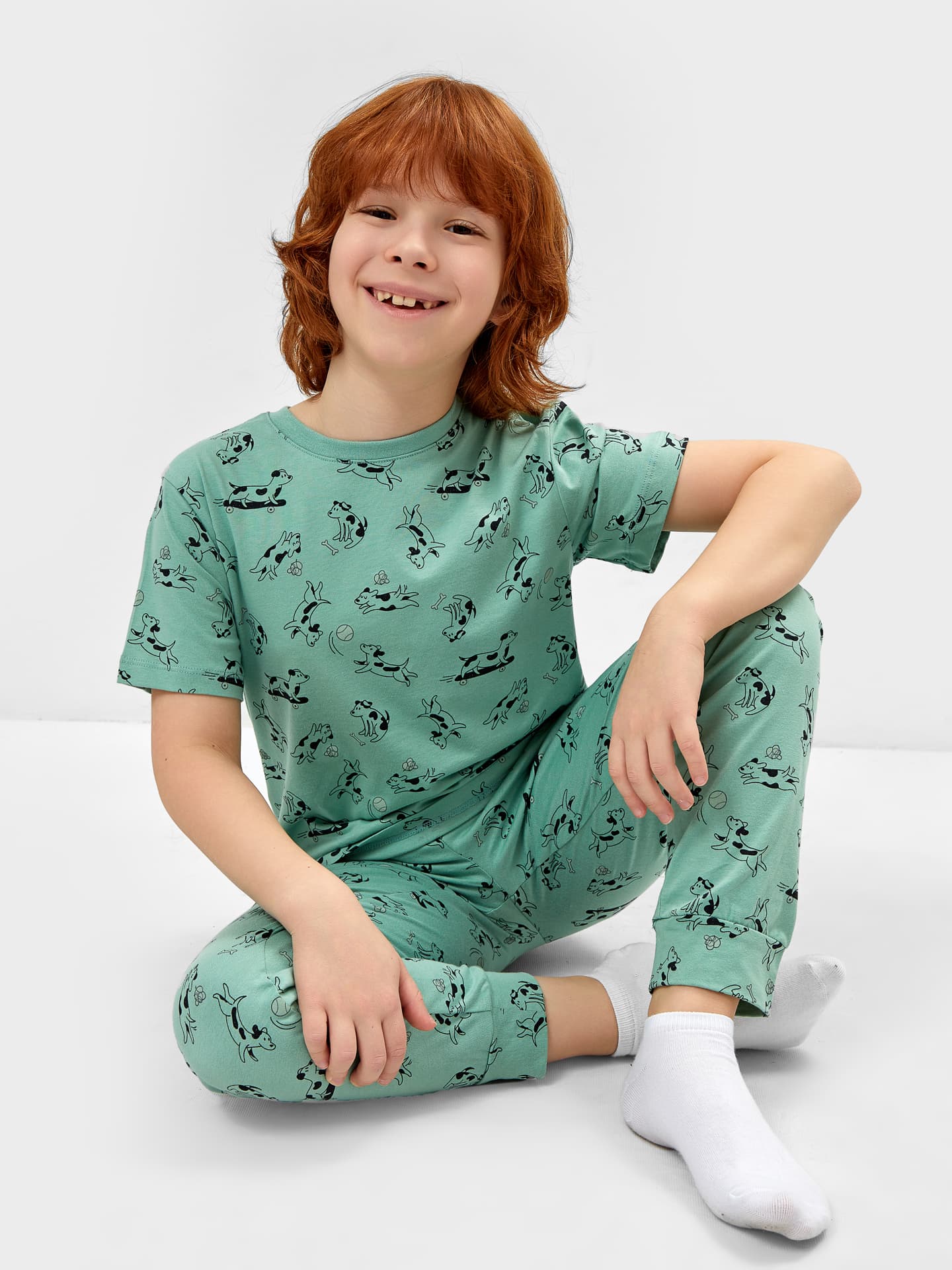 Комплект для мальчиков (футболка, брюки) в зеленом цвете с собачками