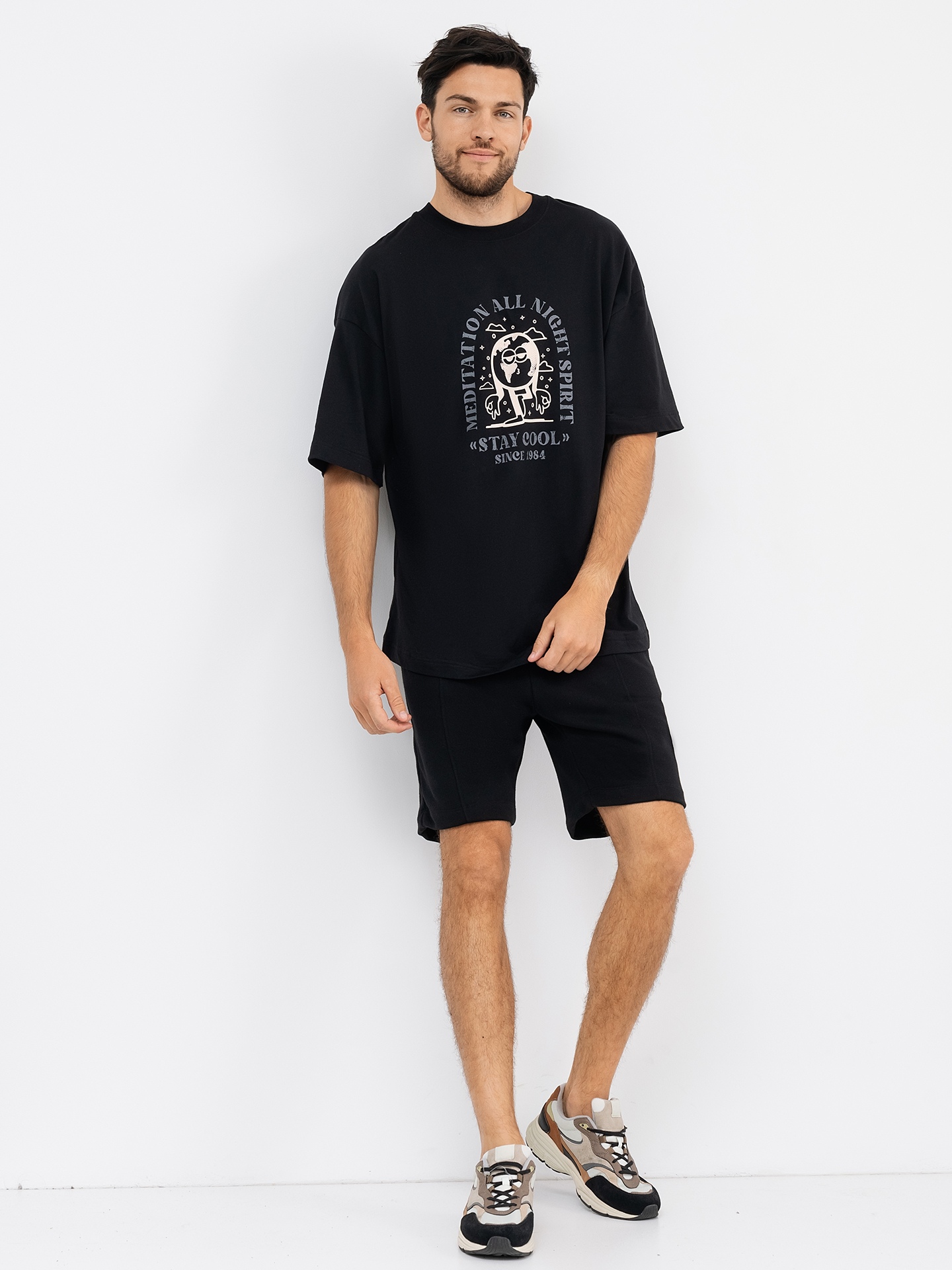 Свободные мужские шорты с вертикальными швами-стрелками в черном цвете