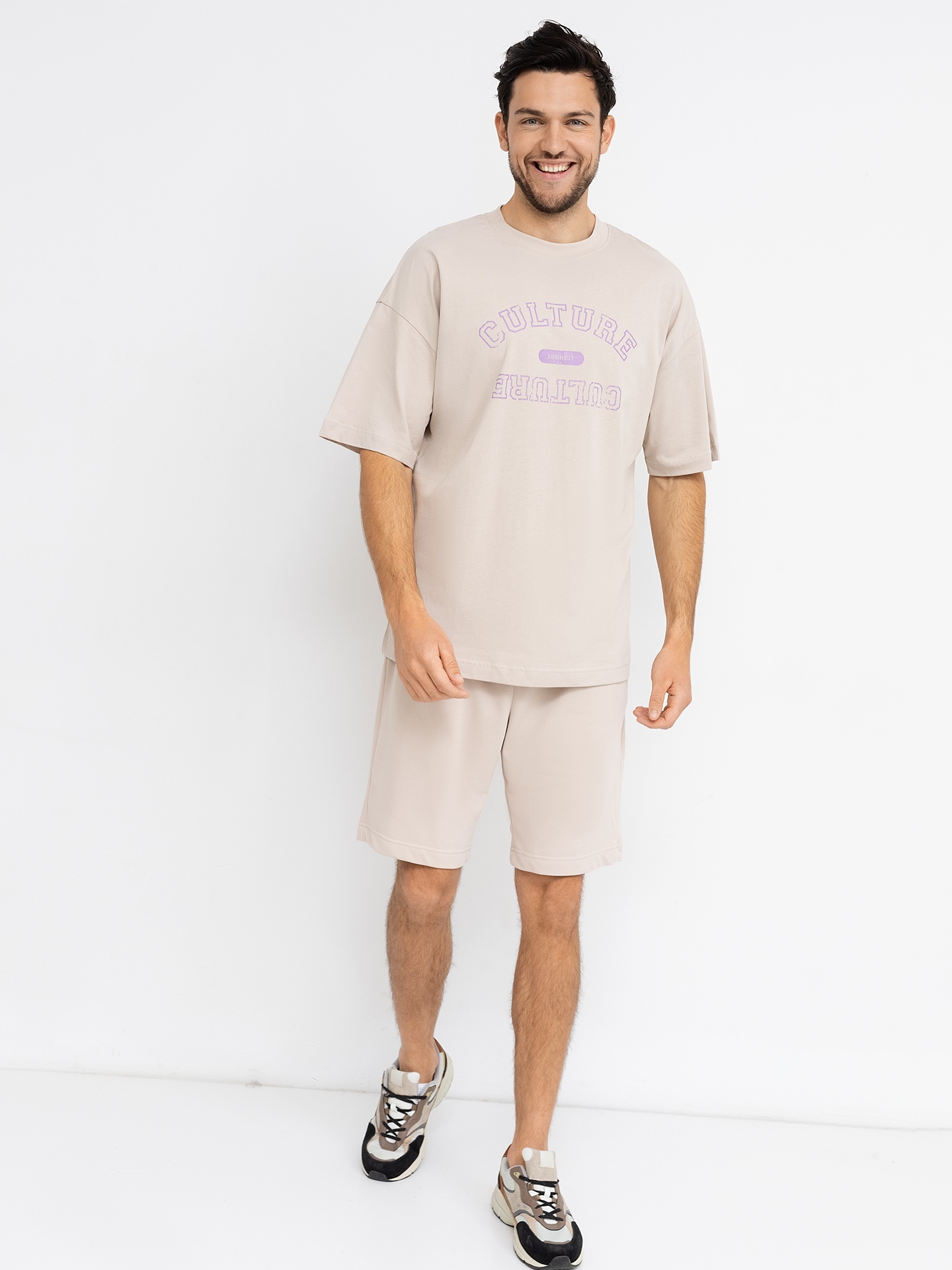 Стильный мужской комплект оверсайз (футболка и шорты) в светло-кофейном цвете