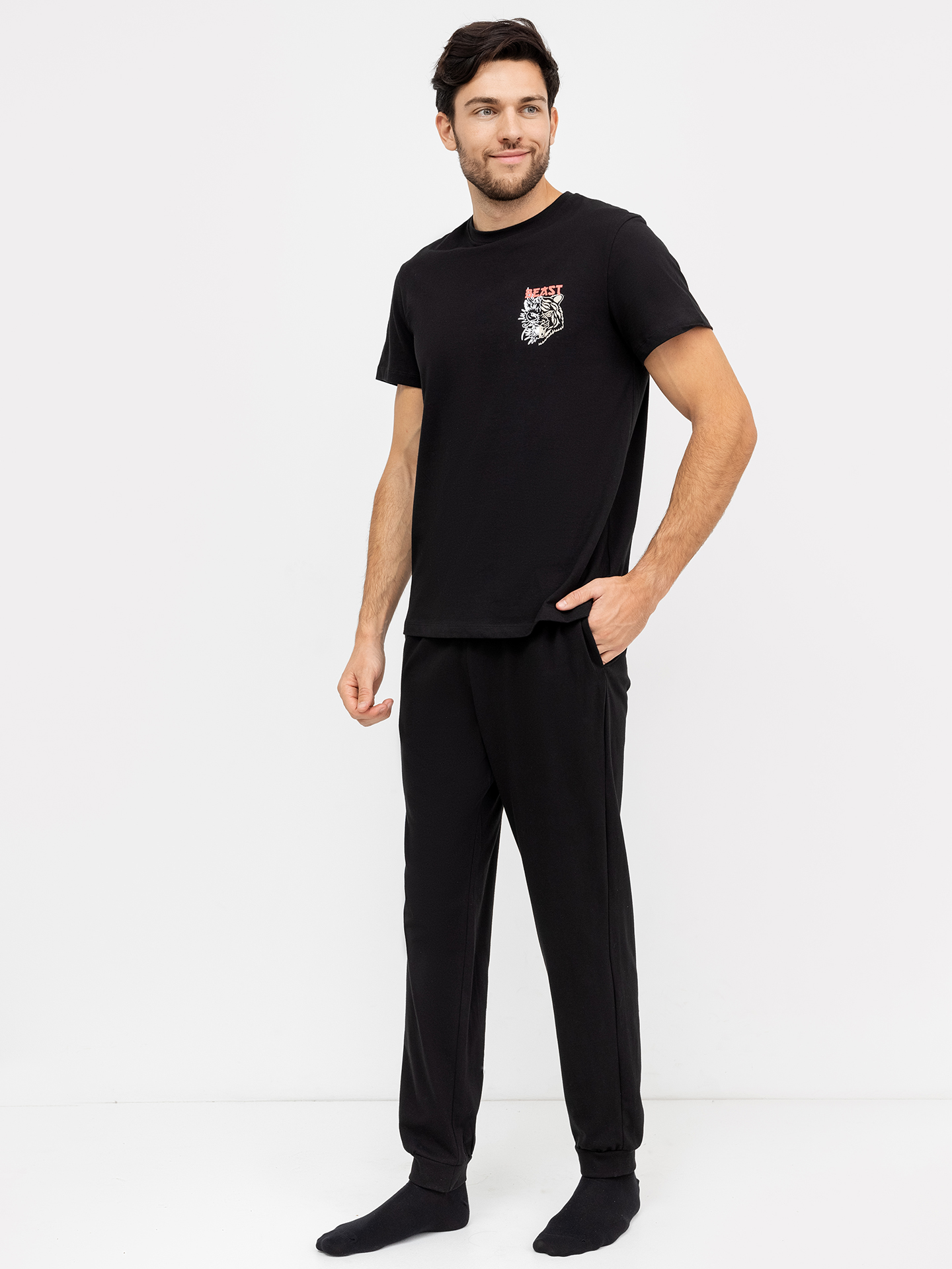 Хлопковый мужской комплект (футболка и брюки) черного цвета с крупными принтами