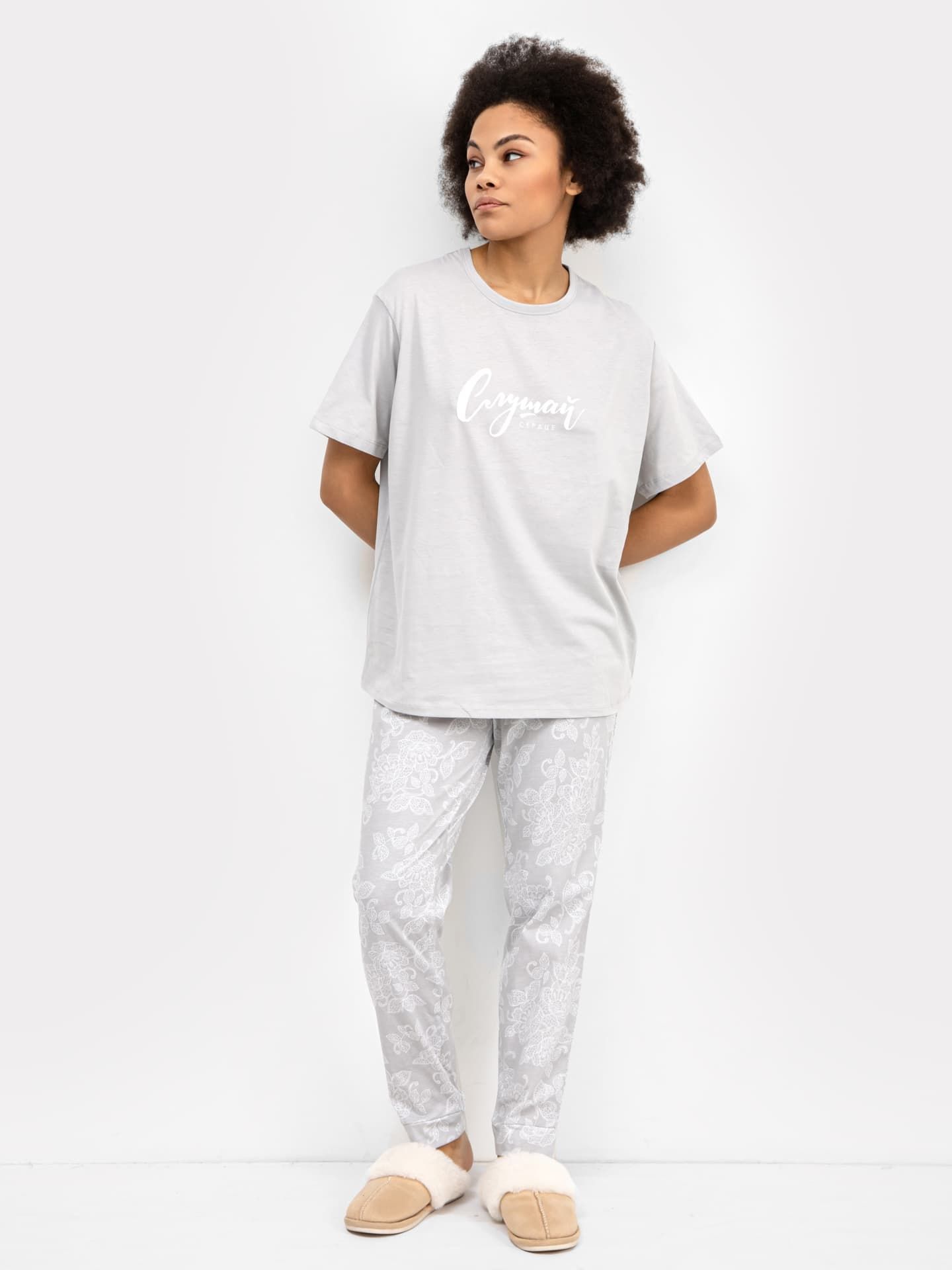 Хлопковый комплект (футболка и брюки) в расцветке 