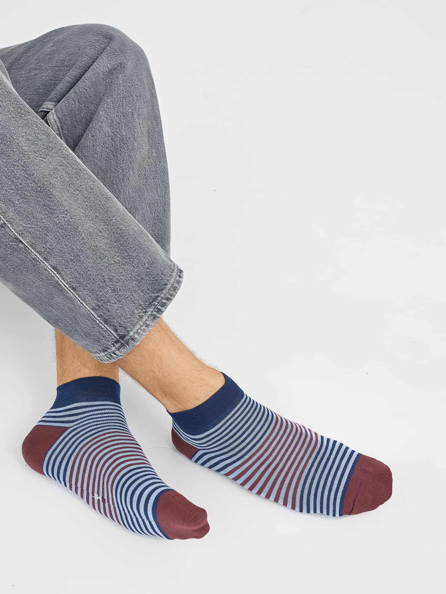 Укороченные мужские носки в полоску с бордовыми и синими элементами