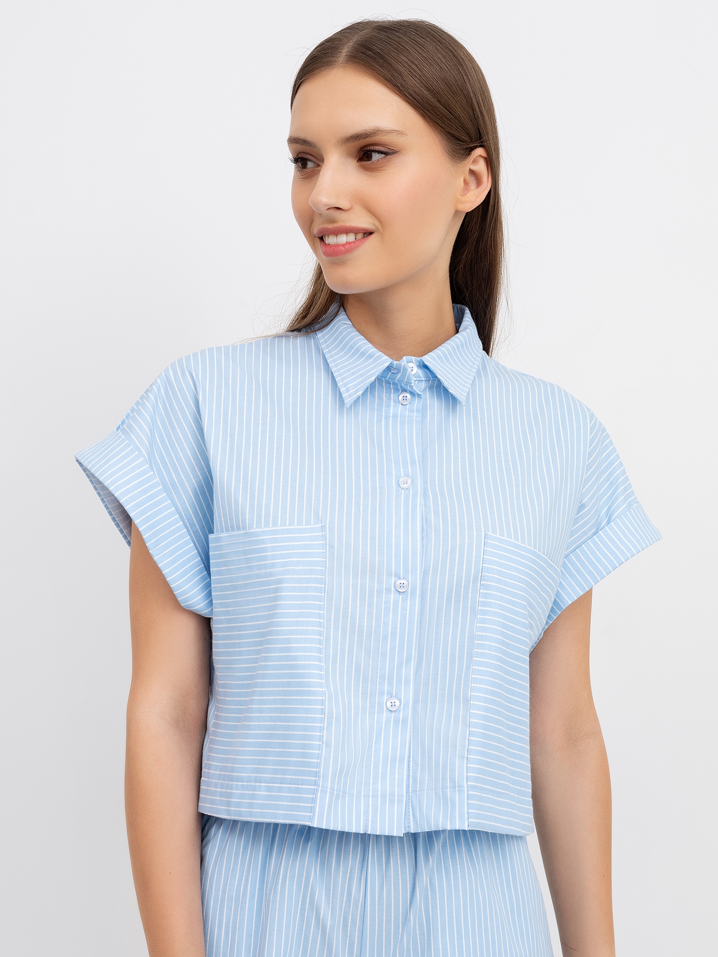 Хлопковая укороченная рубашка с длинными накладными карманами в бело-голубую полоску
