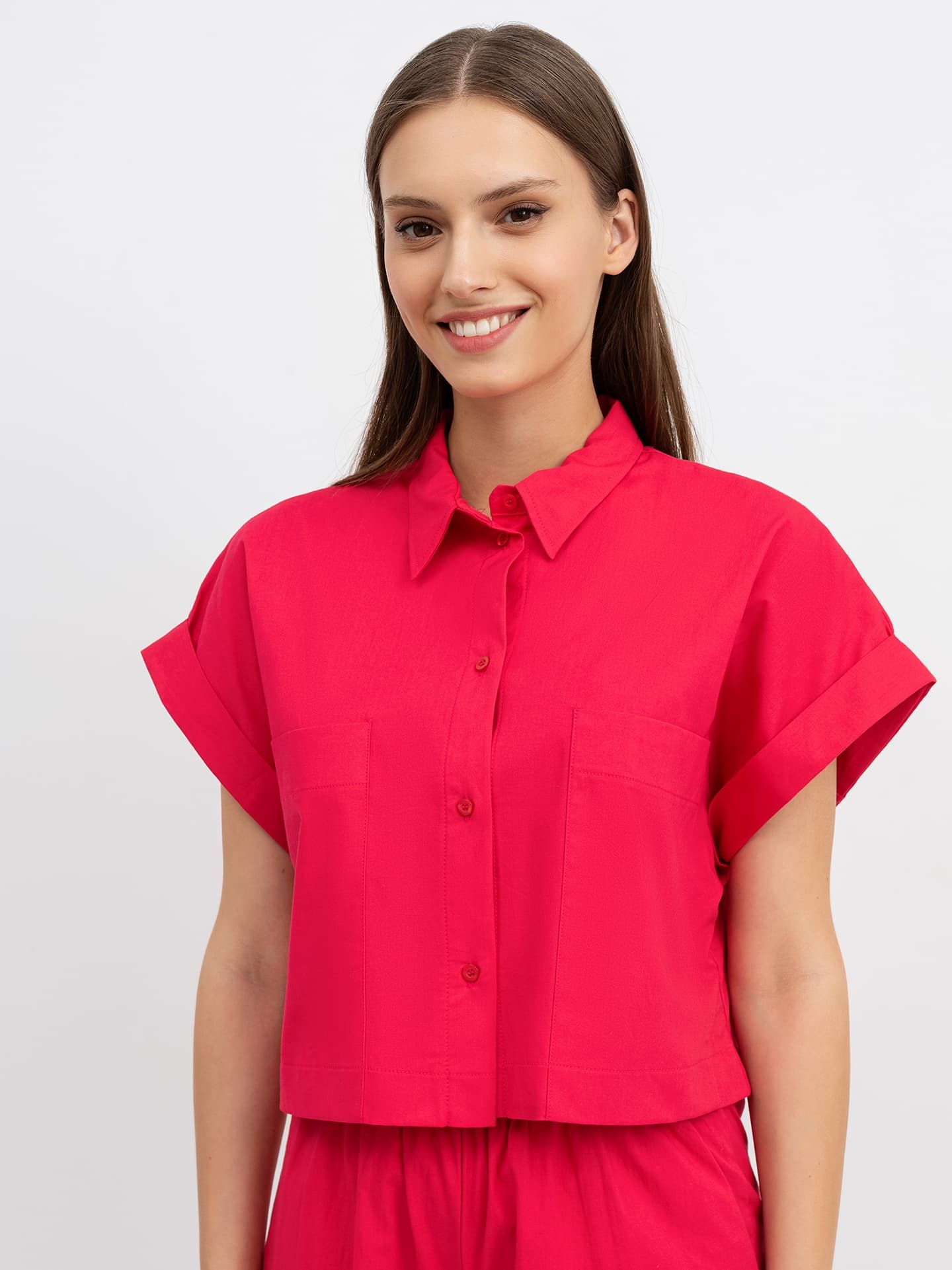 Укороченная рубашка с длинными накладными карманами ярко-розового цвета