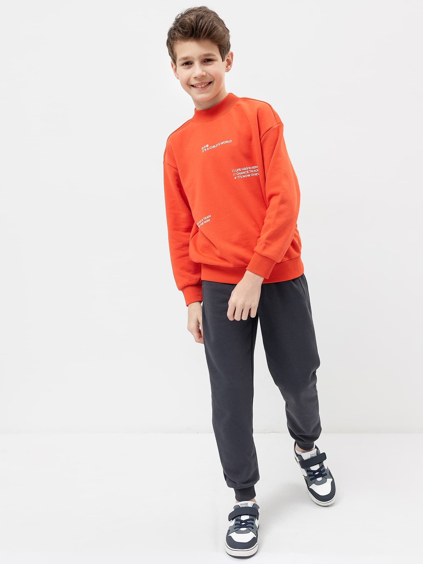 Комплект для мальчика (джемпер, брюки) в оранжево-графитовом цвете с печатью