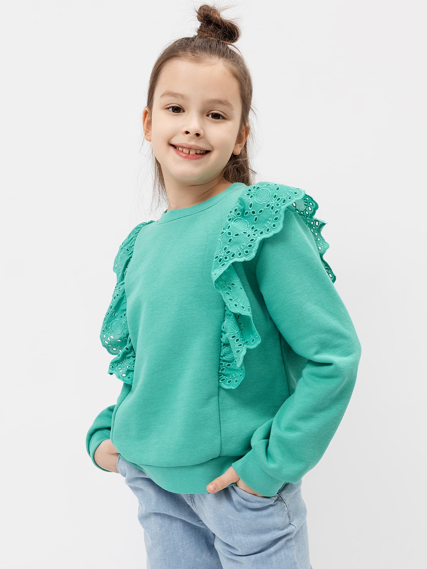 Джемпер для девочек в зеленом цвете с декоративными рюшами