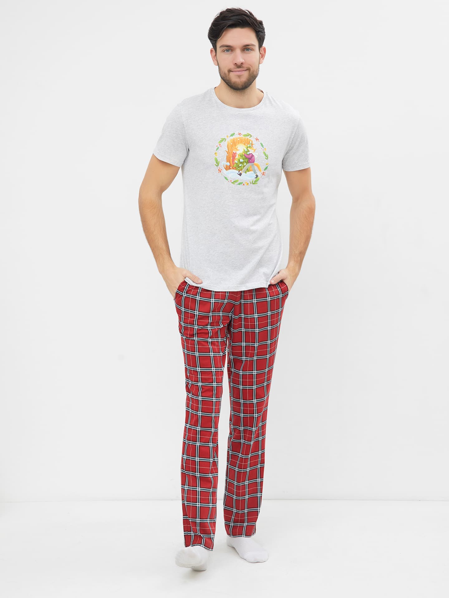 Хлопковый комплект (серая футболка с принтом и брюки в красную клетку)