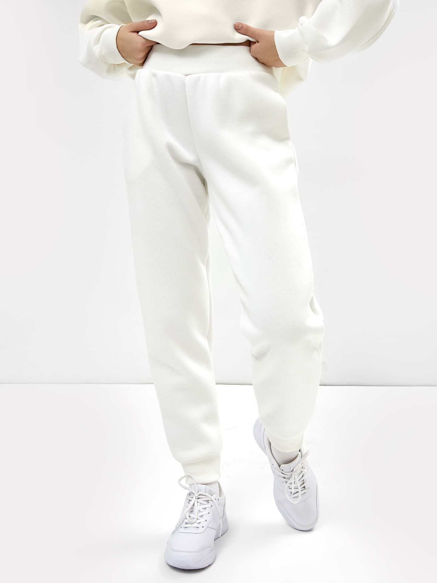 Женские брюки-джоггеры в бежевом цвете Модель: 382445 Цвет: молочный – MarkFormelle