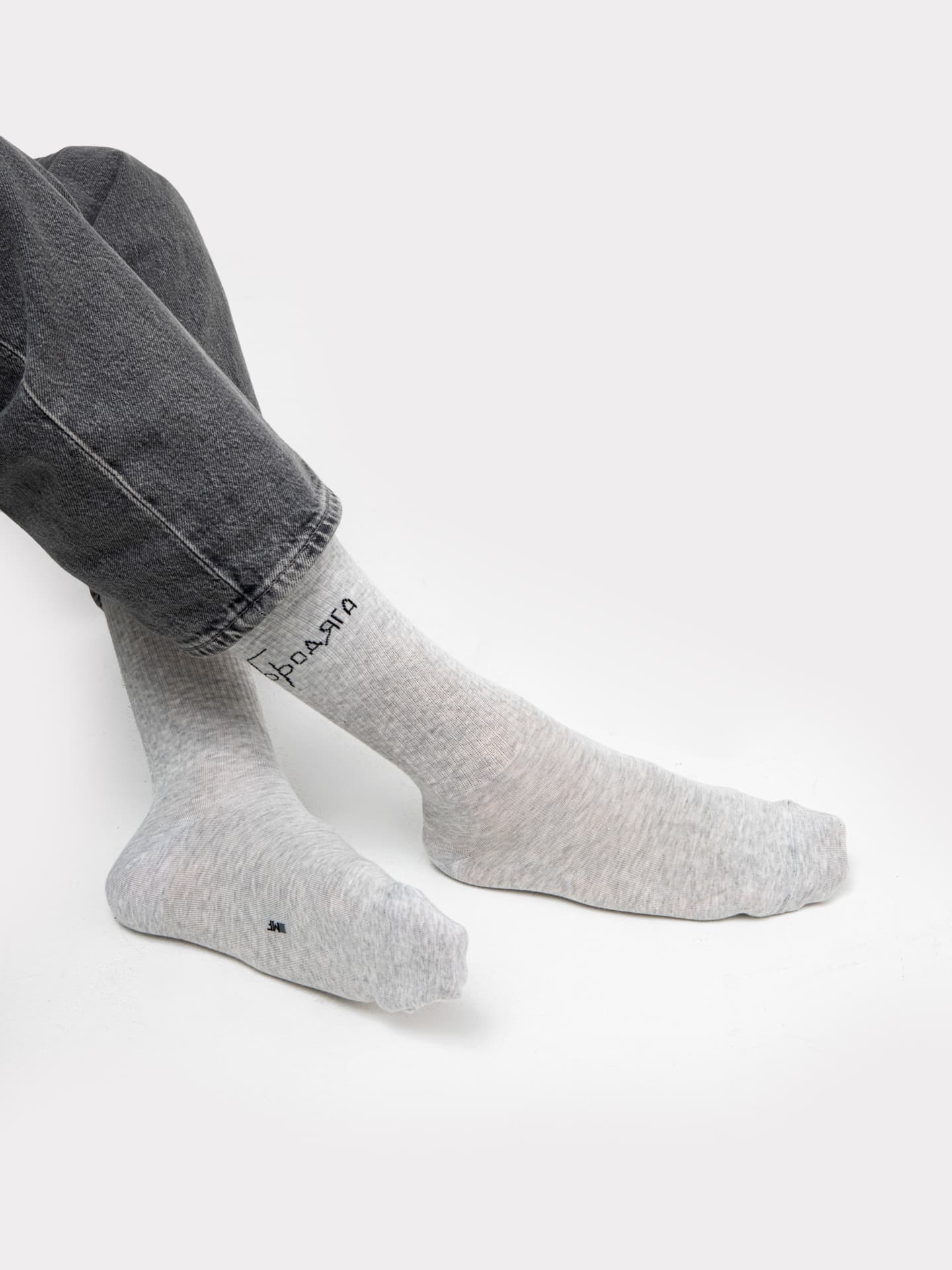 Высокие мужские носки светло-серого цвета с забавной надписью