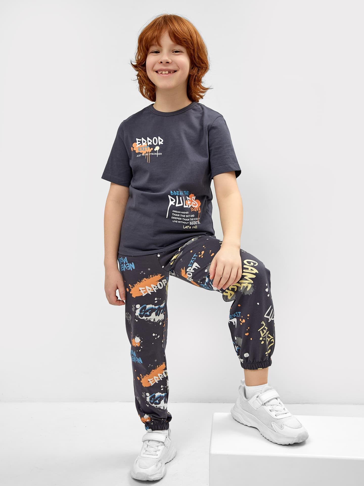 Комплект для мальчиков (футболка, брюки) в сером цвете с принтом