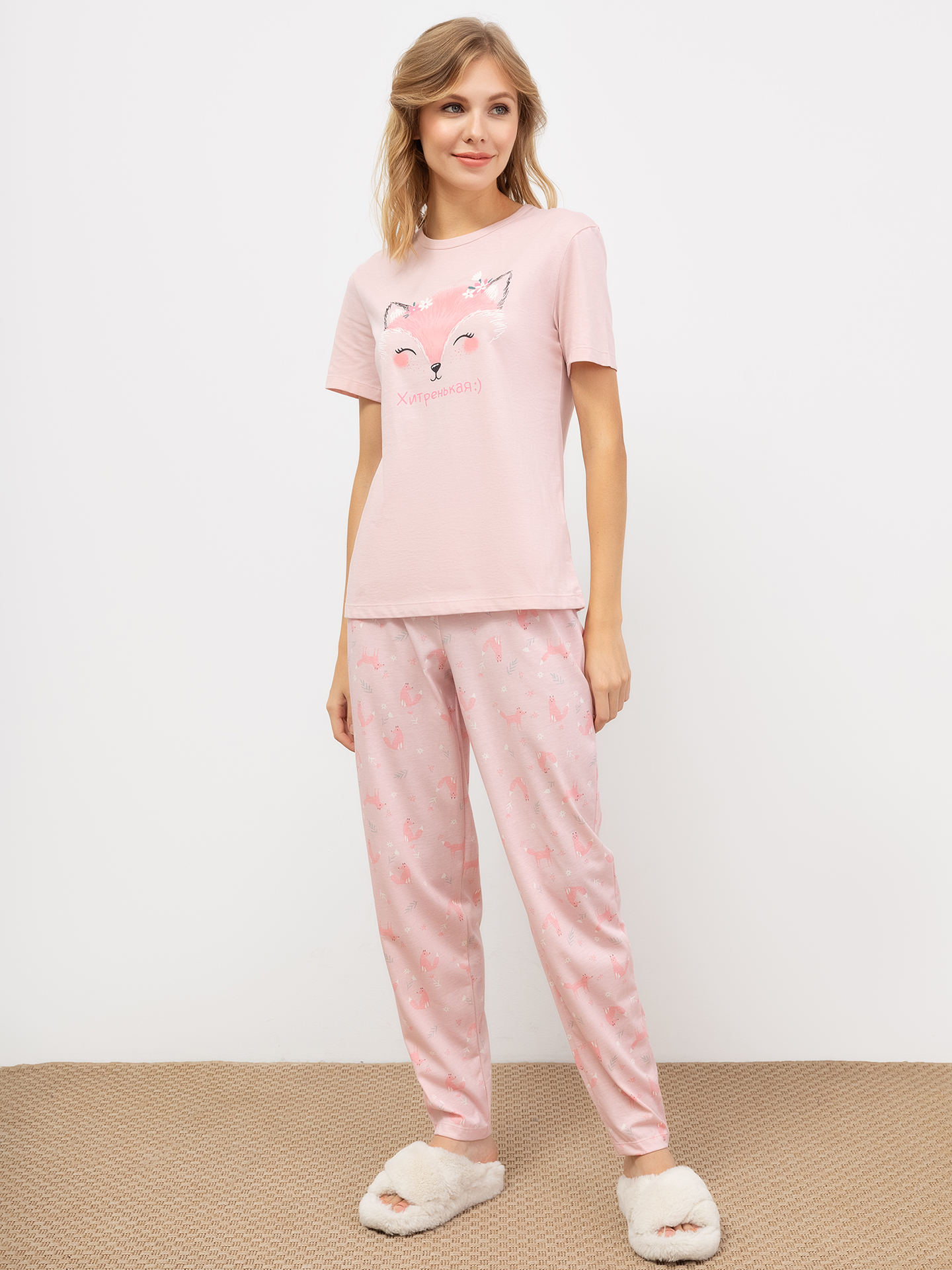 Хлопковый комплект (футболка и брюки) розового цвета с лисичками