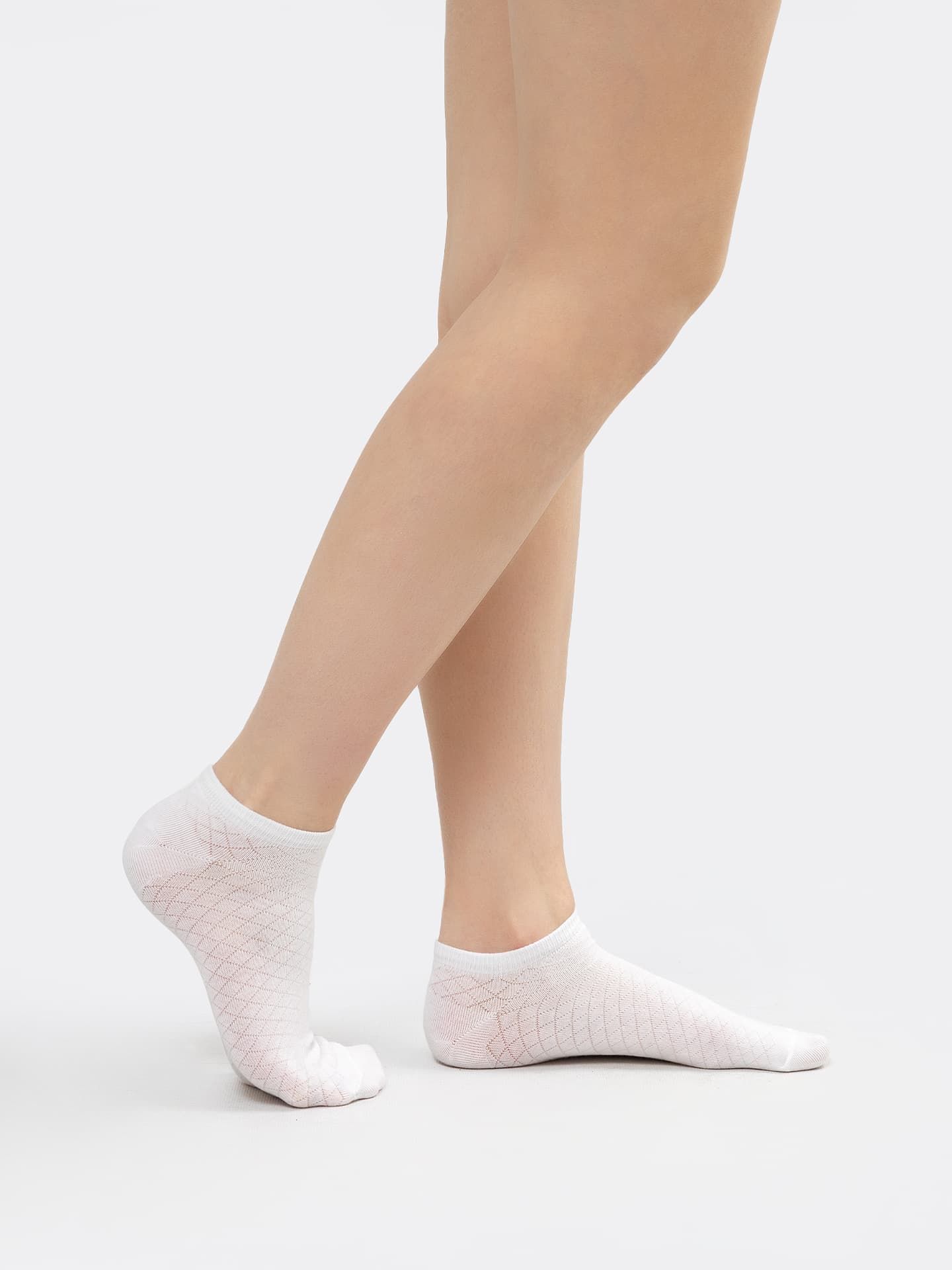 Короткие носки женские в белом цвете с рисунком в виде ромбов