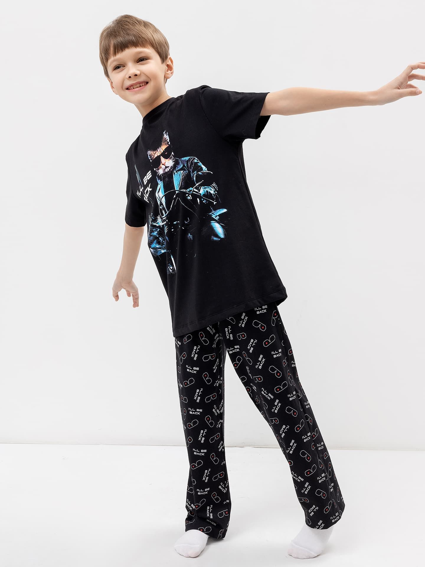 Комплект для мальчиков (футболка, брюки) в черном цвете с принтом