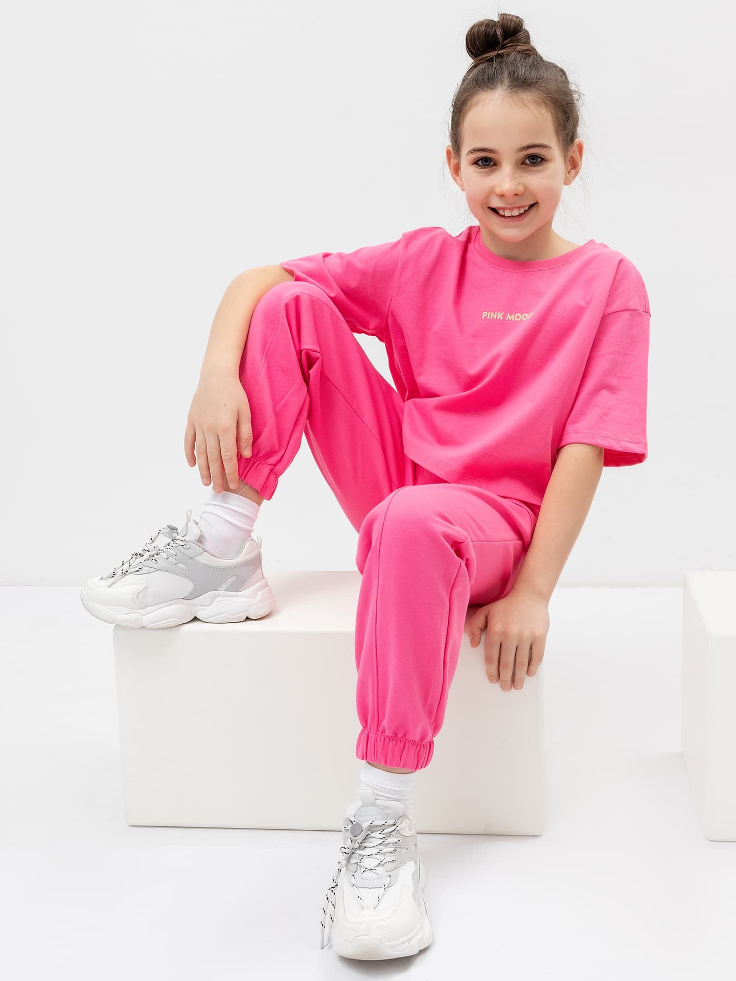 Комплект для девочки (футболка, брюки-карго) в розовом цвете с печатью