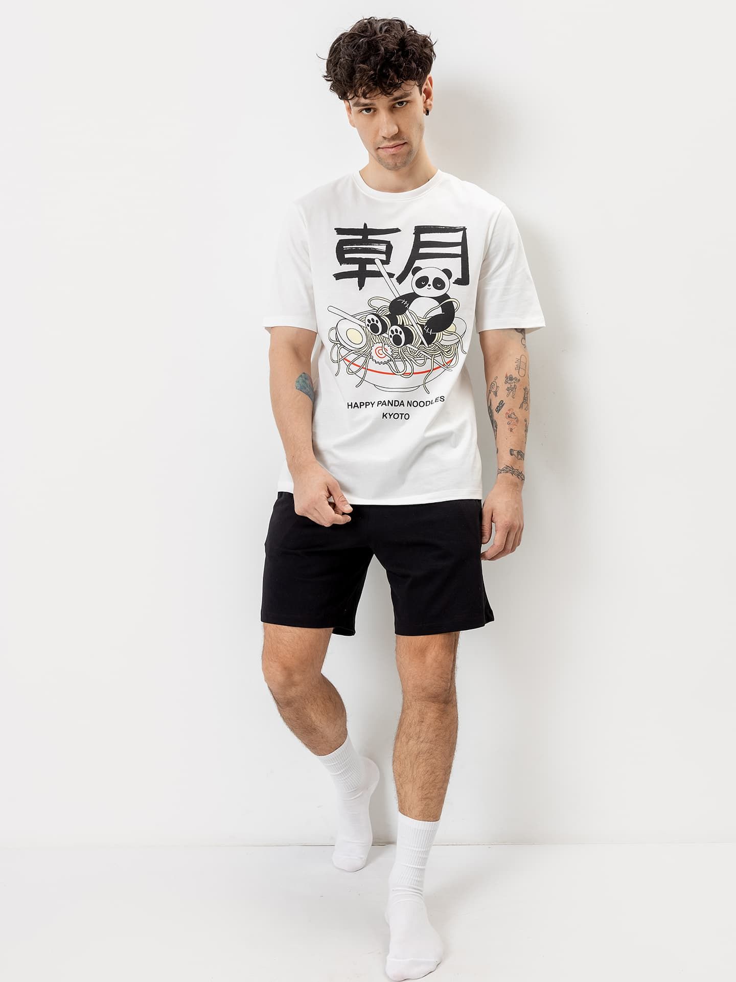 Комплект мужской (футболка, шорты) в молочно-черном цвете с печатью