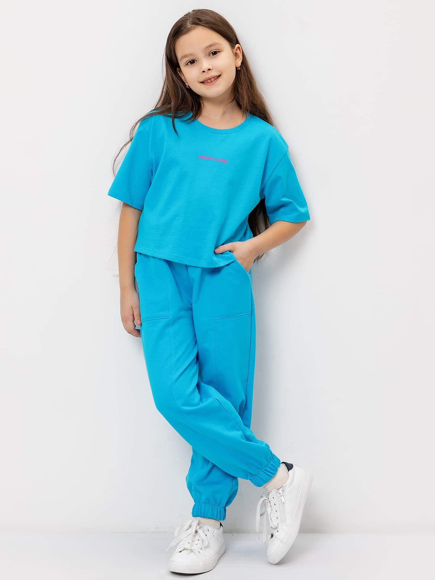 Комплект для девочки (футболка, брюки-карго) в голубом цвете с печатью