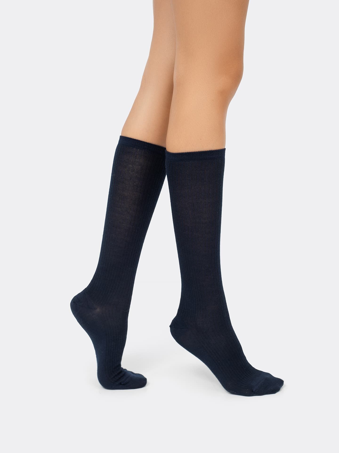 Завышенные женские носки из итальянской шерсти темно-синего цвета