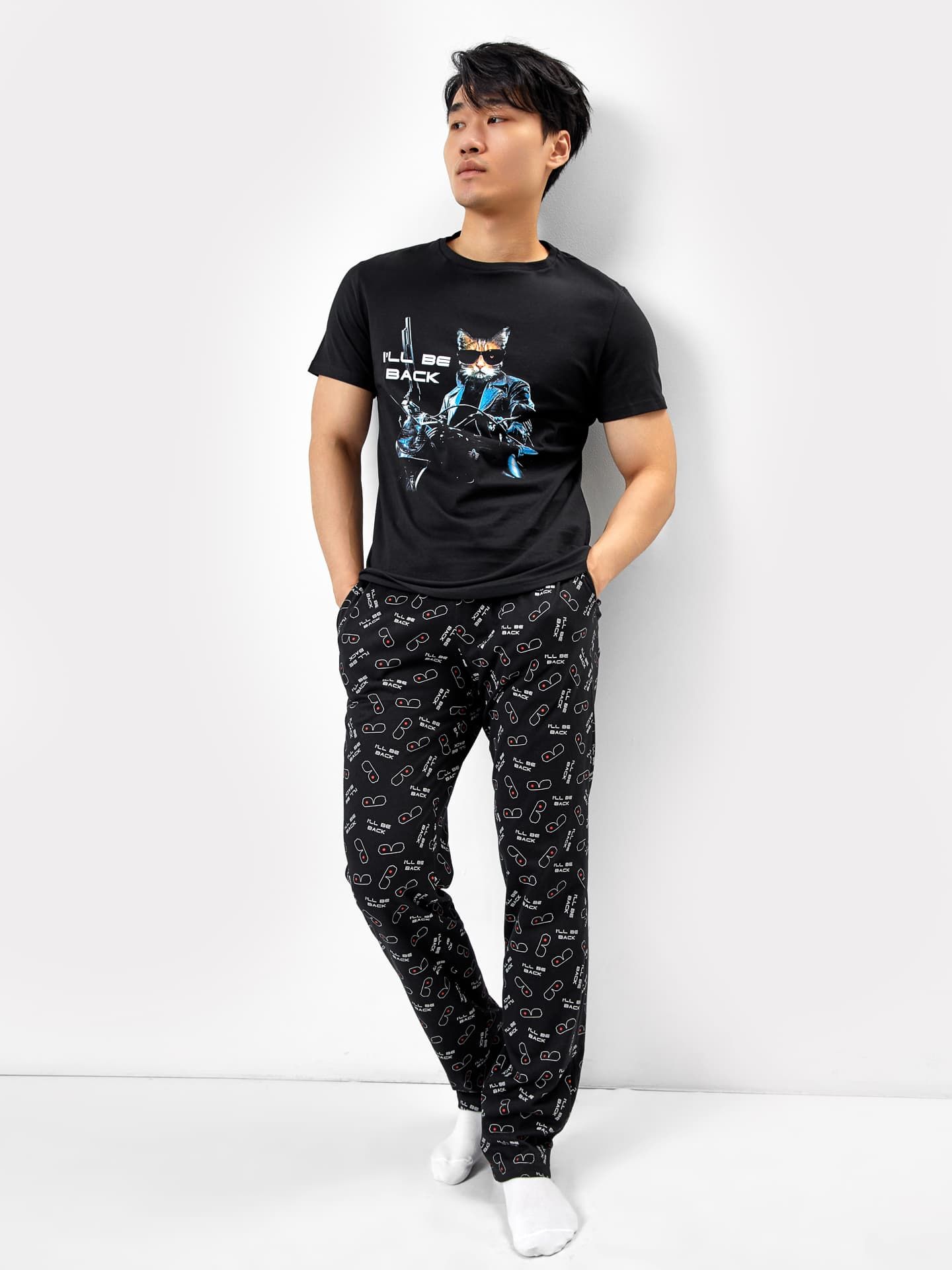 Комплект мужской (джемпер, брюки) в черном цвете с принтом