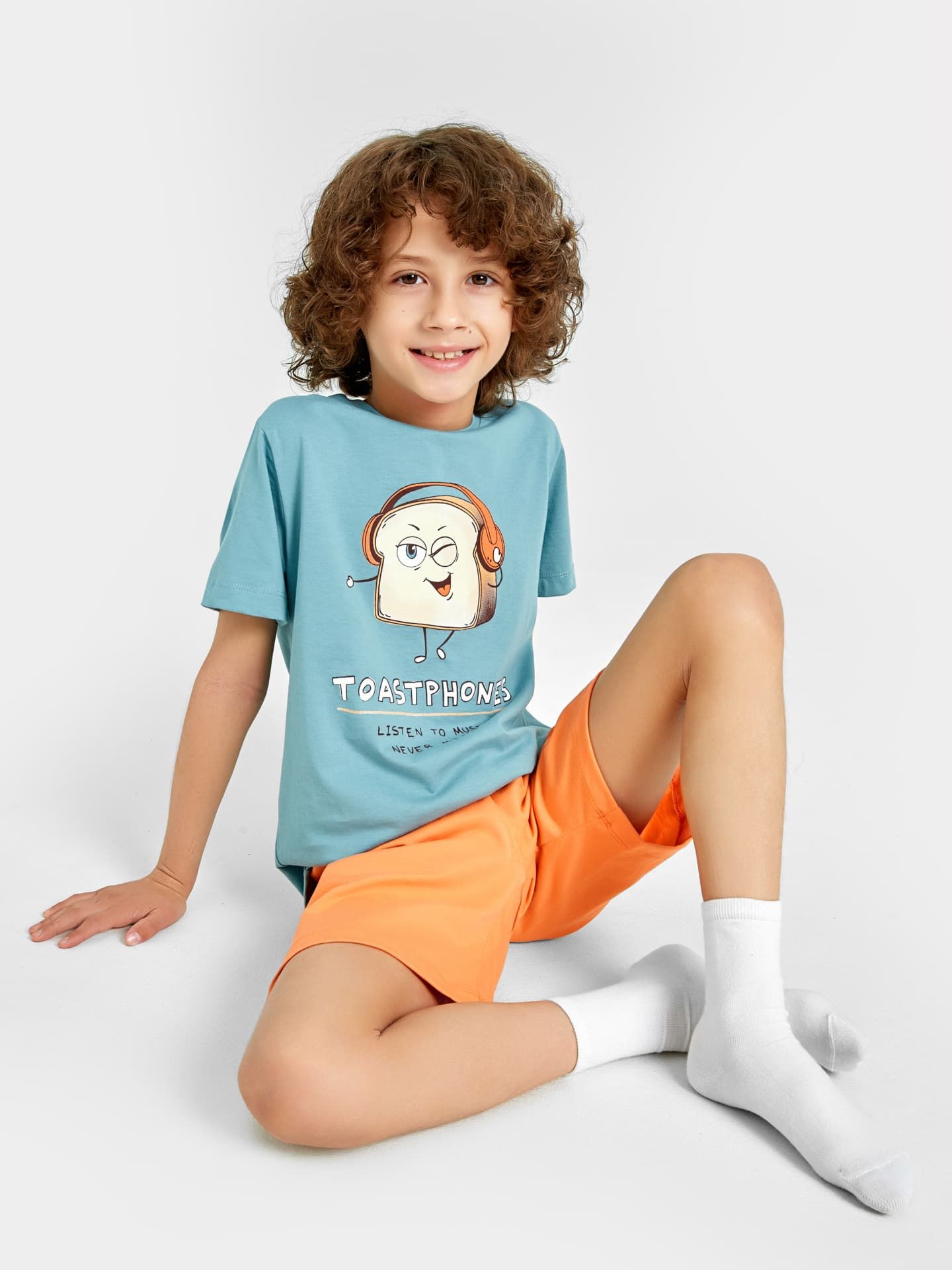 Комплект для мальчиков (футболка голубая с принтом, шорты оранжевые)