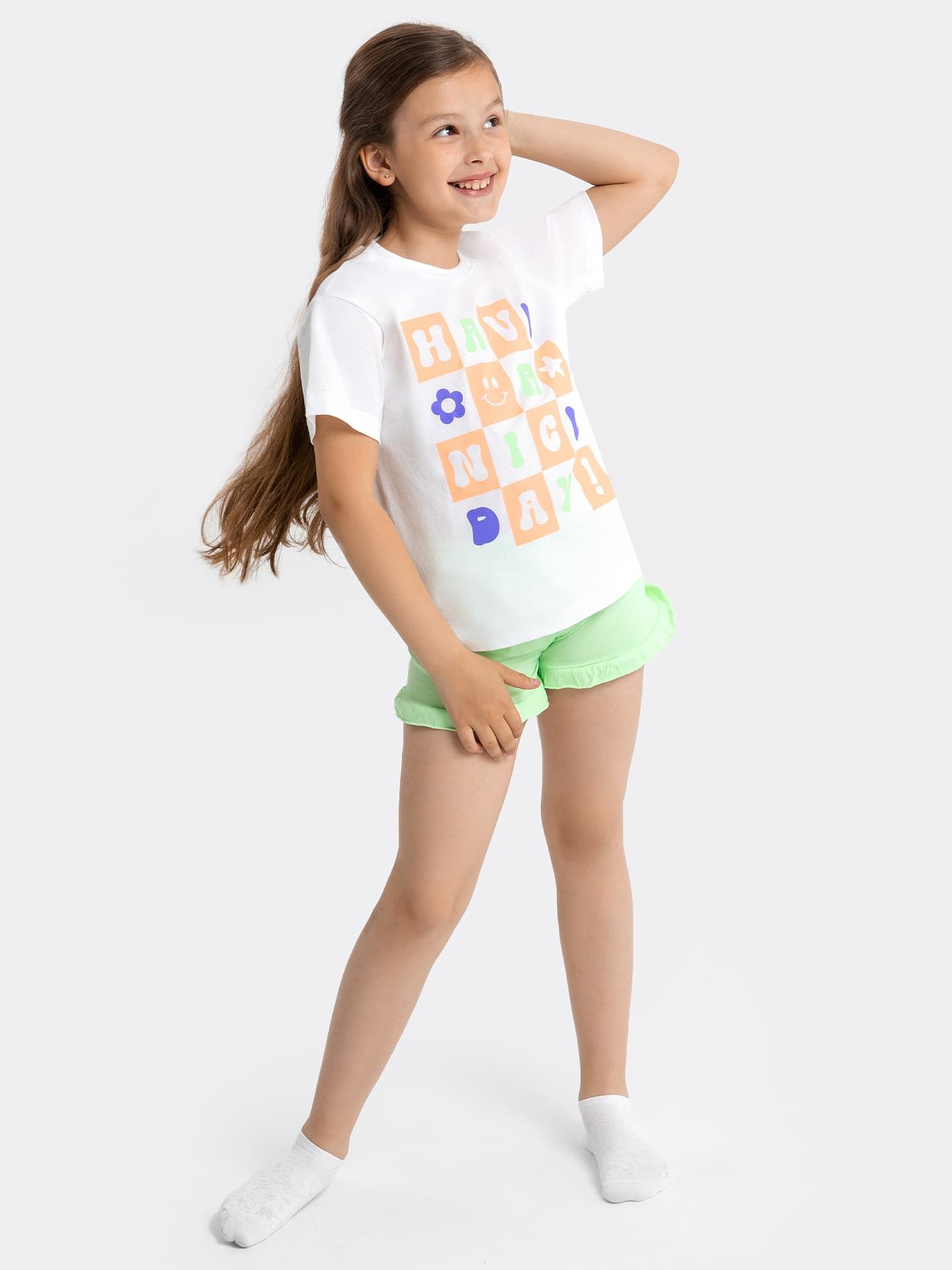 Комплект для девочек (футболка, шорты) в белом и салатовом цвете с принтом