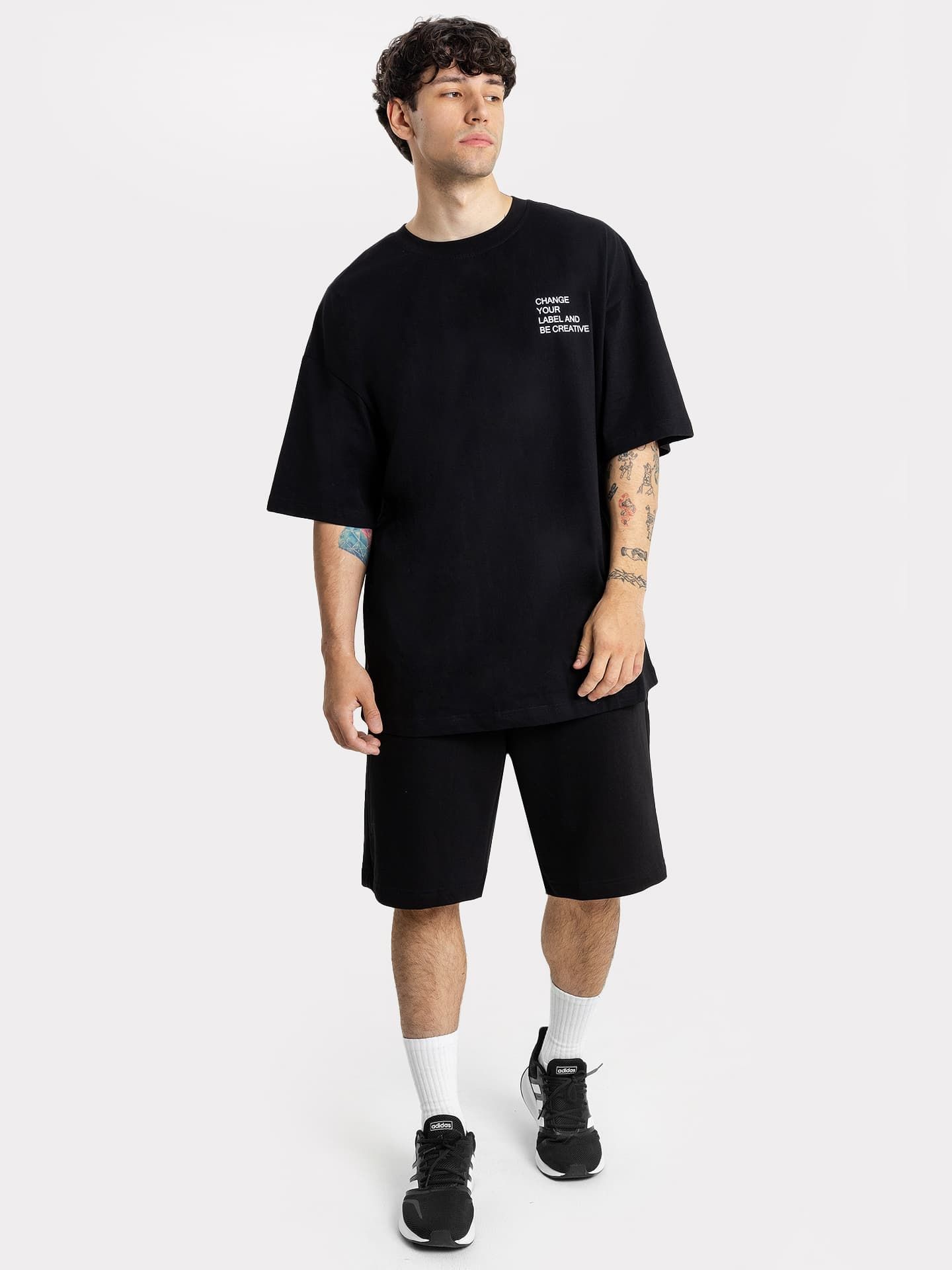 Мужской комплект (футболка оверсайз и шорты) в черном цвете с текстовым принтом