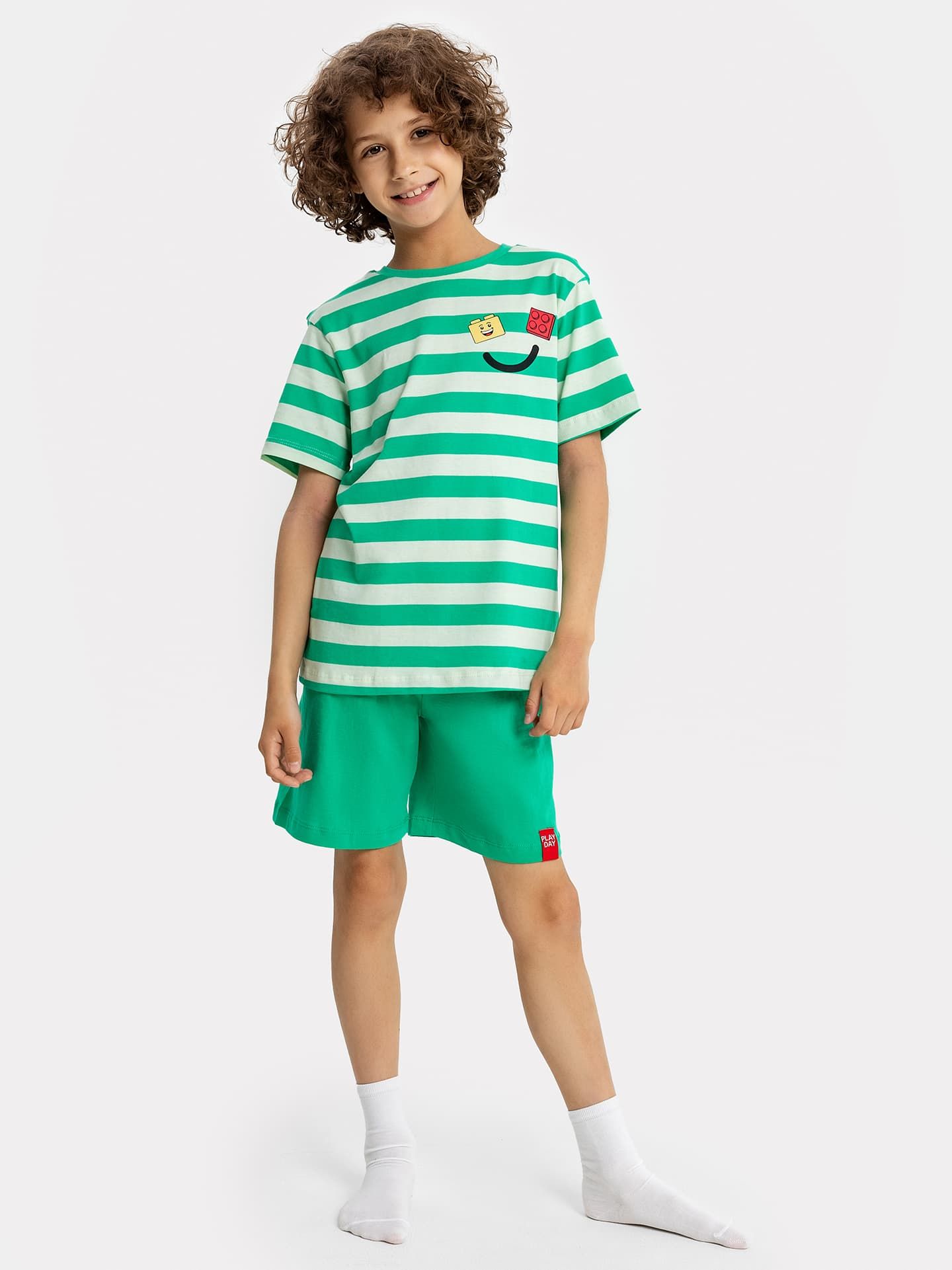 Комплект для мальчиков (футболка, шорты) в зеленую полоску с принтом