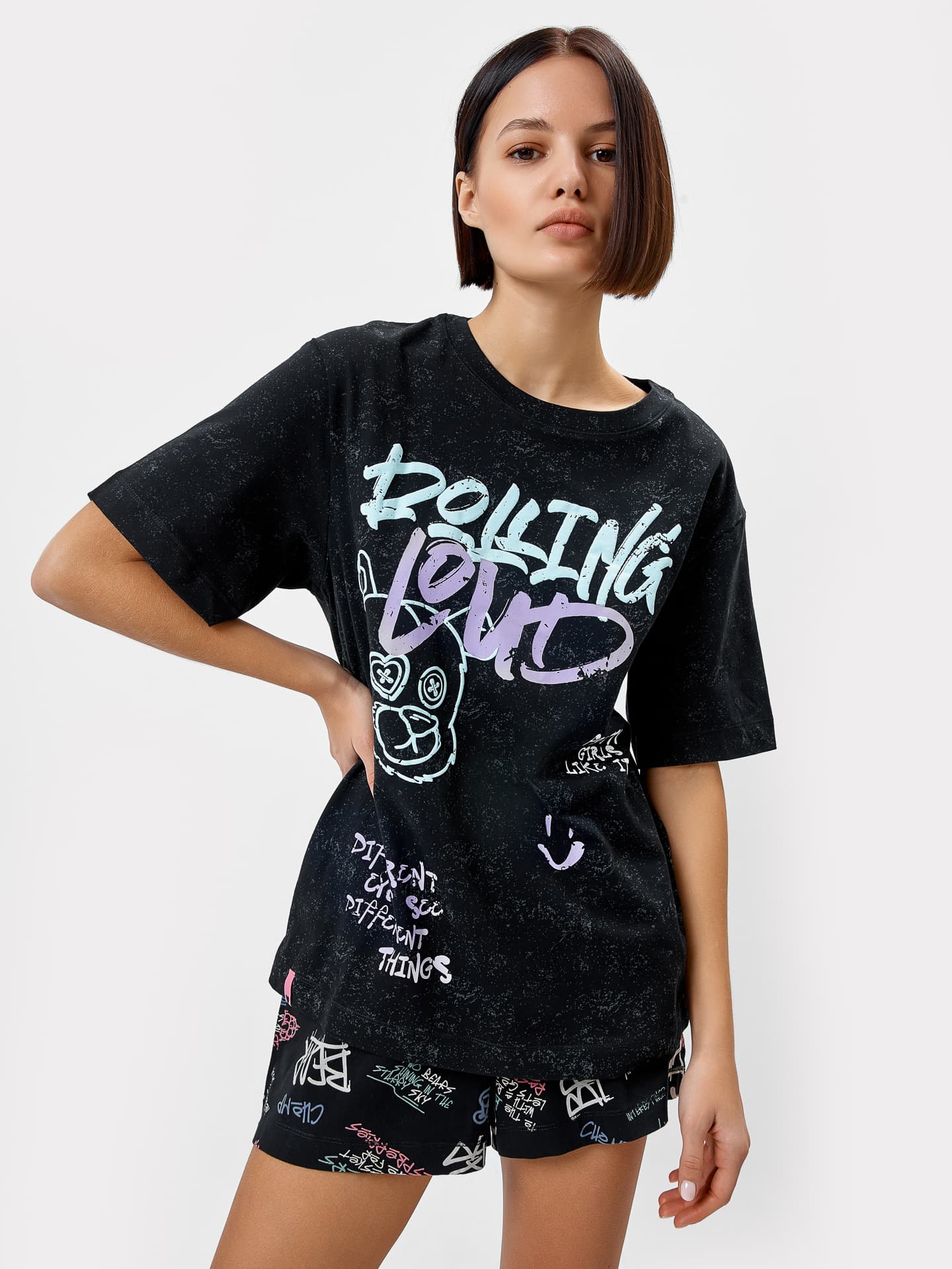 Комплект женский (футболка, шорты) в черном цвете с граффити