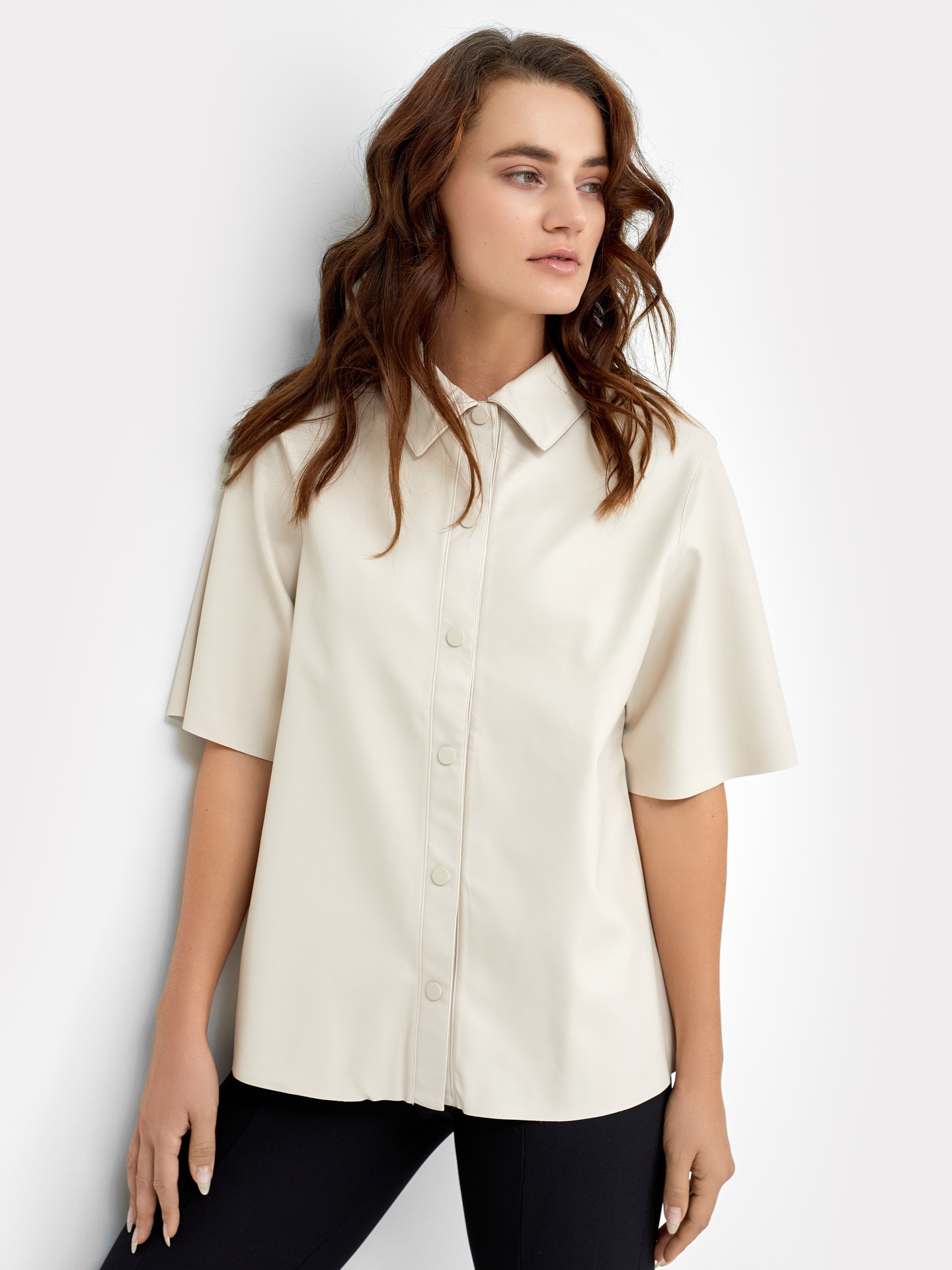 Женская рубашка молочного цвета на кнопках из экокожи