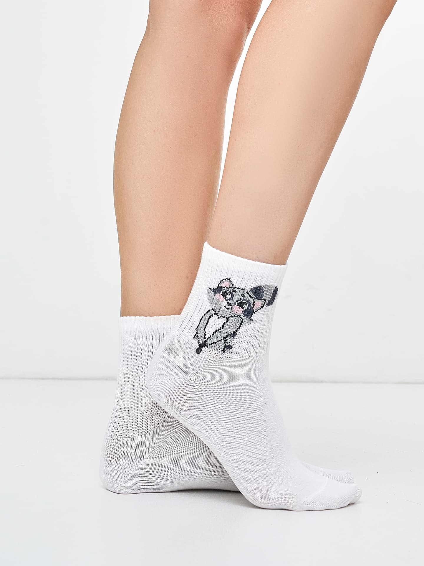 Укороченные женские носки белого цвета с изображением енота