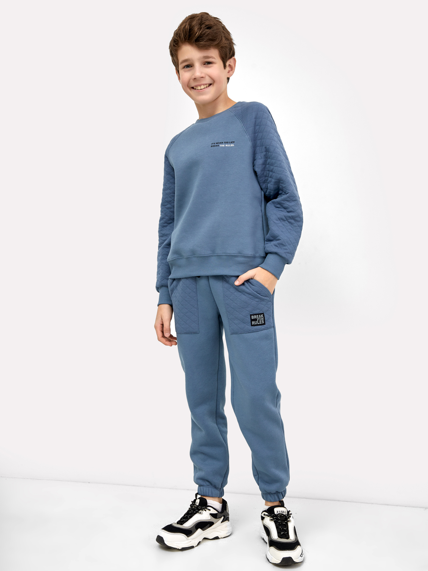 Теплые брюки синего цвета с накладными карманами для мальчиков
